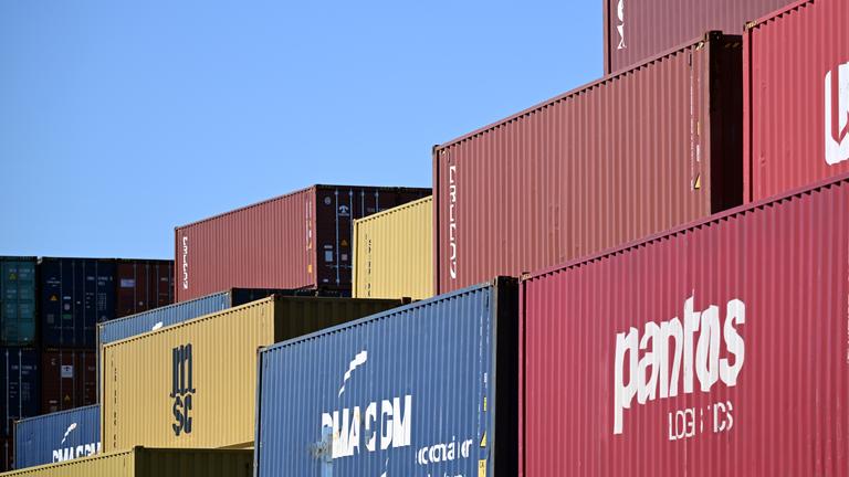 Nordrhein-Westfalen, Duisburg: Container stapeln sich im Hafen.