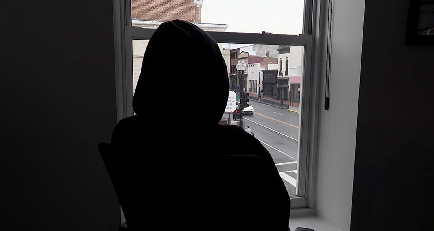 Die Silhouette einer Person in einem Büro in Washington