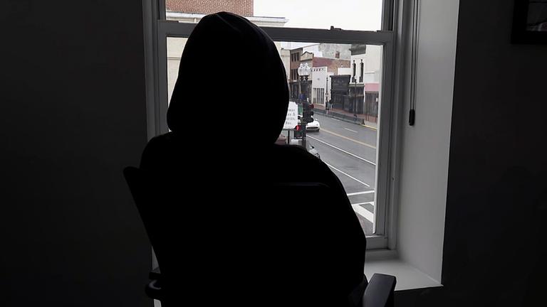 Die Silhouette einer Person in einem Büro in Washington