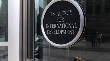 07.02.2025: Ein Strauß weißer Blumen liegt vor dem Hauptsitz der US-Behörde für internationale Entwicklung (USAID) in Washington.