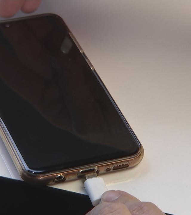 In ein Smartphone wird ein USB-C-Ladekabel gesteckt.