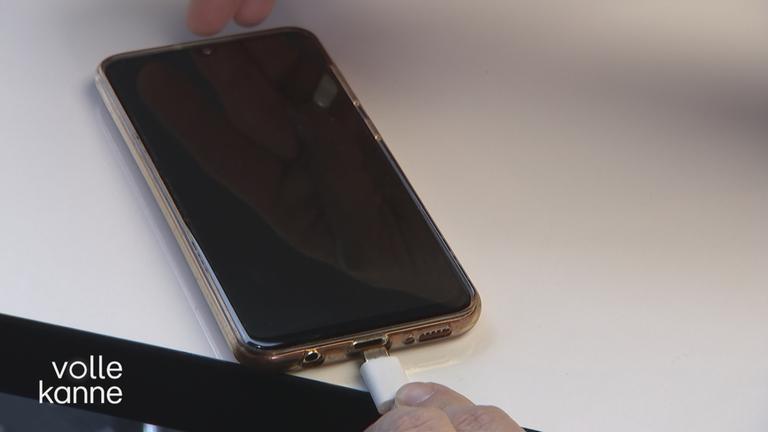 In ein Smartphone wird ein USB-C-Ladekabel gesteckt.