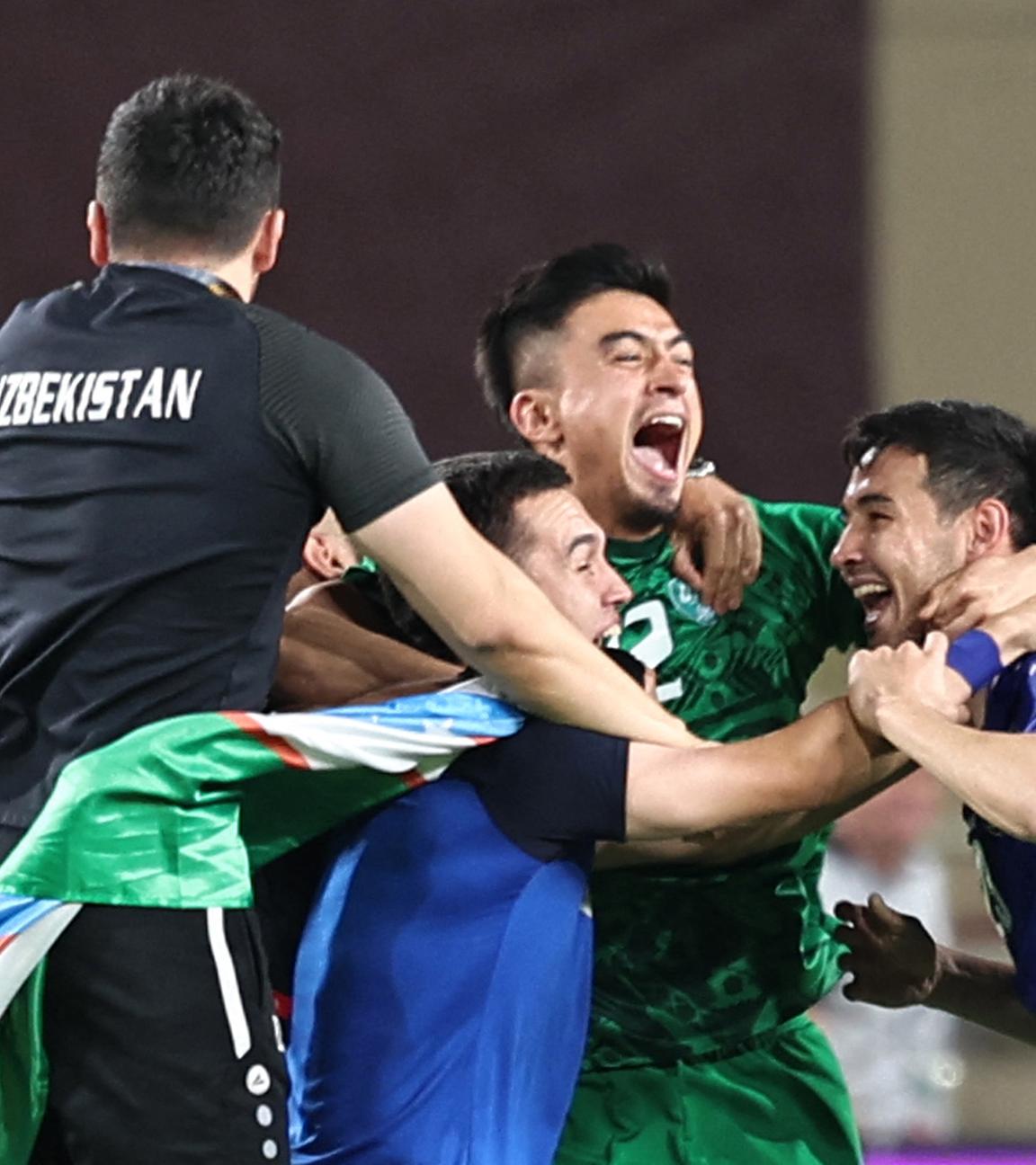 Jubel bei den usbekischen Spielern nach dem 0:0 in der WM-Qualifikation gegen die Vereinigten Arabischen Emirate.