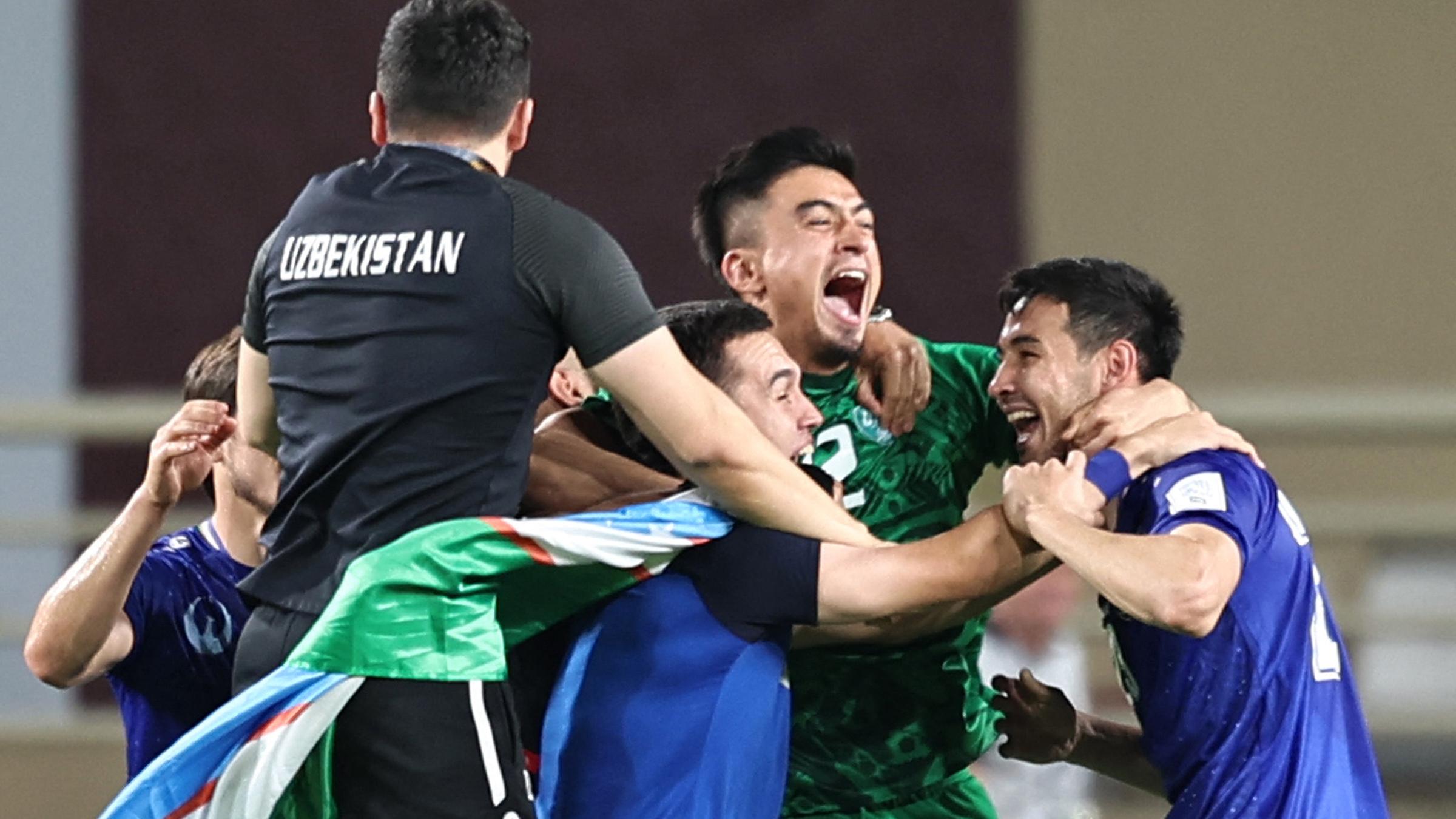 Jubel bei den usbekischen Spielern nach dem 0:0 in der WM-Qualifikation gegen die Vereinigten Arabischen Emirate.