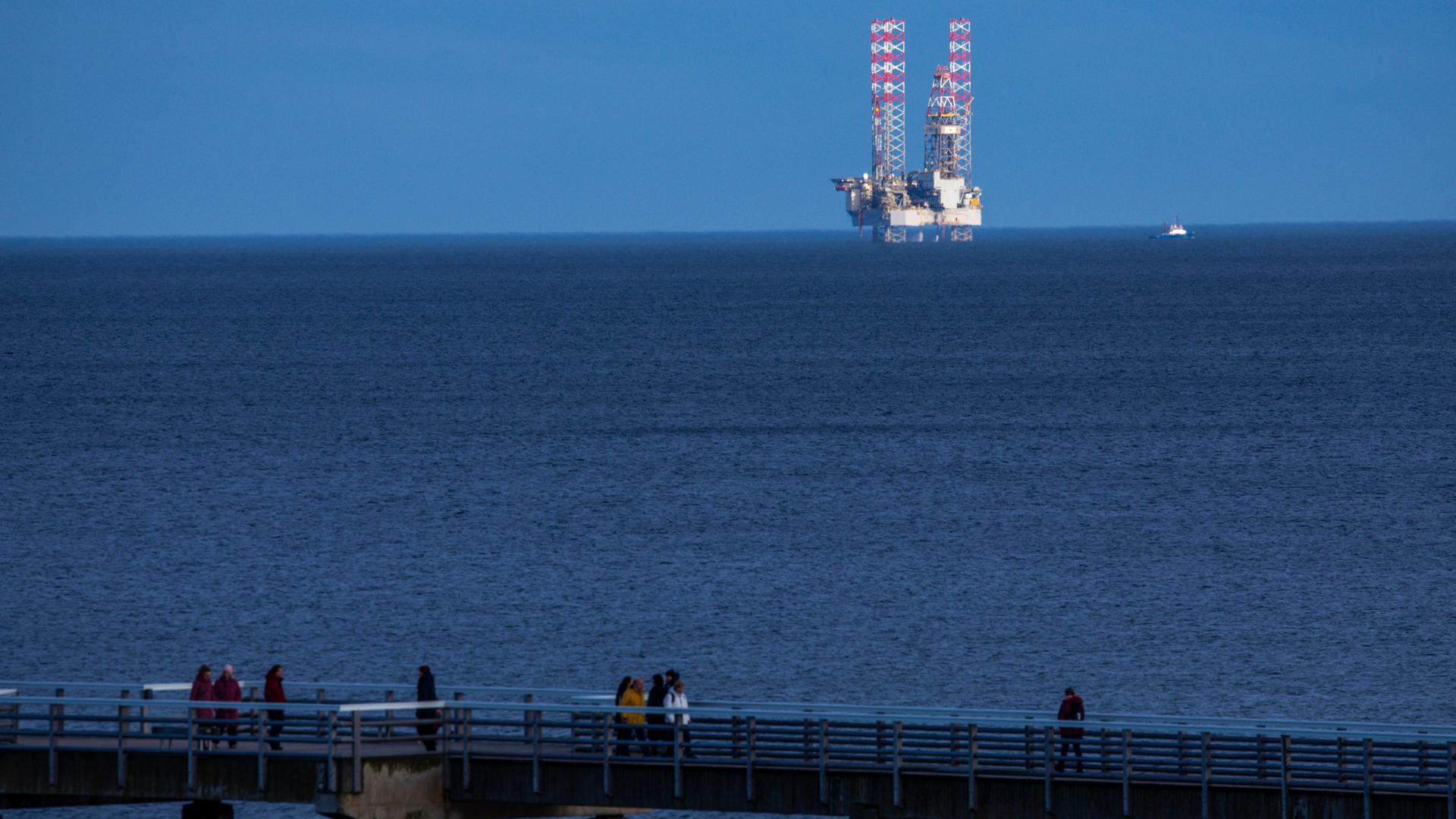 Eine Bohrinsel steht in der Ostsee.