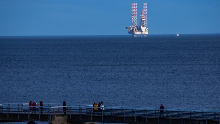 Eine Bohrinsel steht in der Ostsee.
