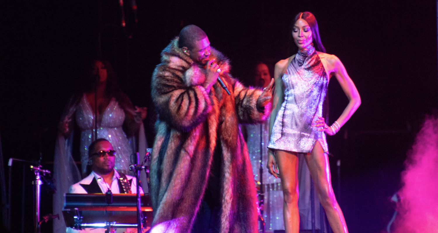 Sänger Usher mit Supermodel Naomi Campbell auf der Bühne