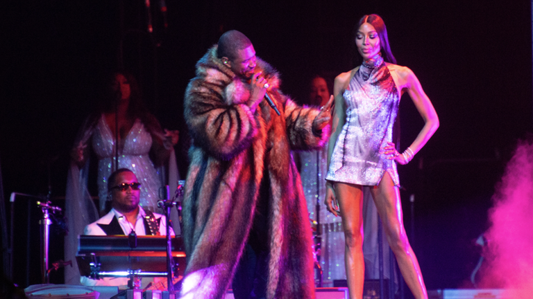 Sänger Usher mit Supermodel Naomi Campbell auf der Bühne