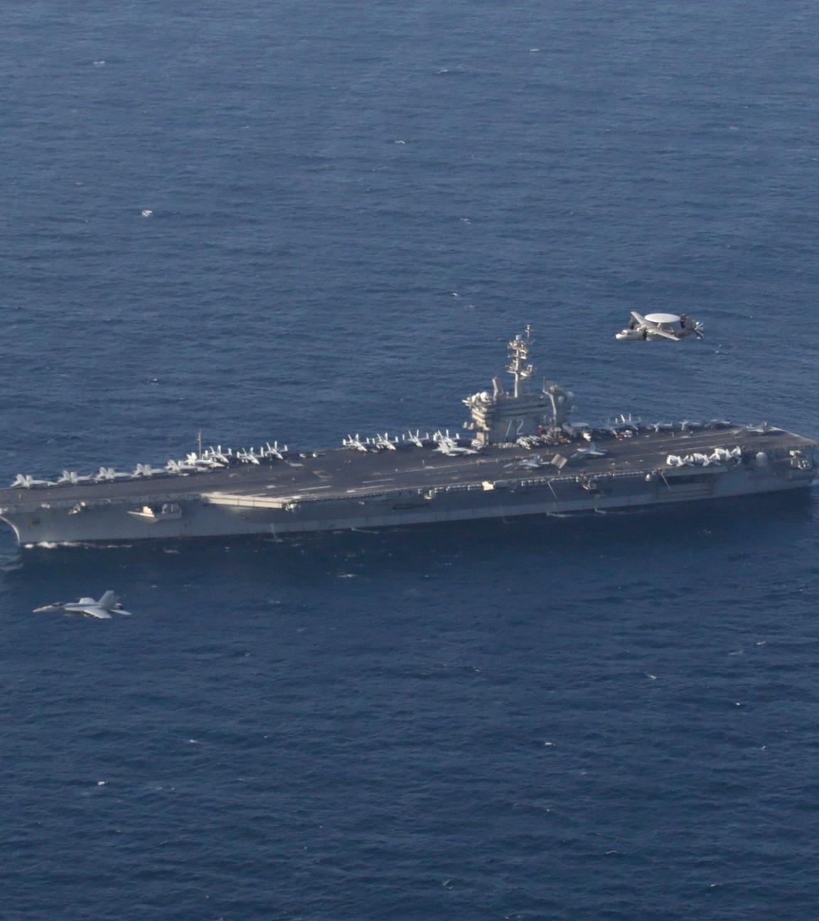 USS Abraham Lincoln im Perischen Golf, aus der Luft aufgenommen