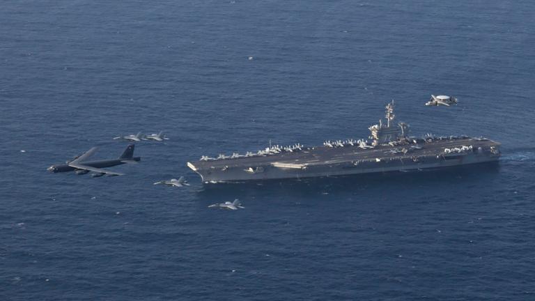 USS Abraham Lincoln im Perischen Golf, aus der Luft aufgenommen