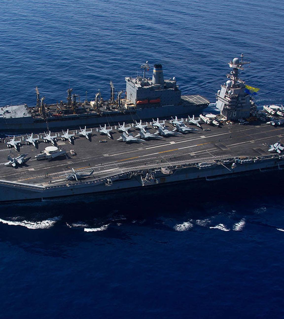 Der größte Flugzeugträger der Welt, die USS Gerald R. Ford, fährt am 11. Oktober 2023 im östlichen Mittelmeer neben der USNS Laramie (T-AO-203) während einer Betankung auf See.