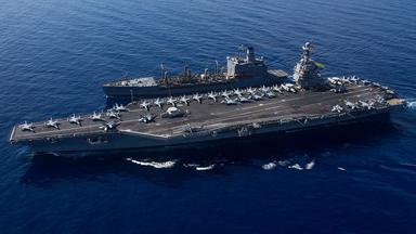 Der größte Flugzeugträger der Welt, die USS Gerald R. Ford, fährt am 11. Oktober 2023 im östlichen Mittelmeer neben der USNS Laramie (T-AO-203) während einer Betankung auf See.