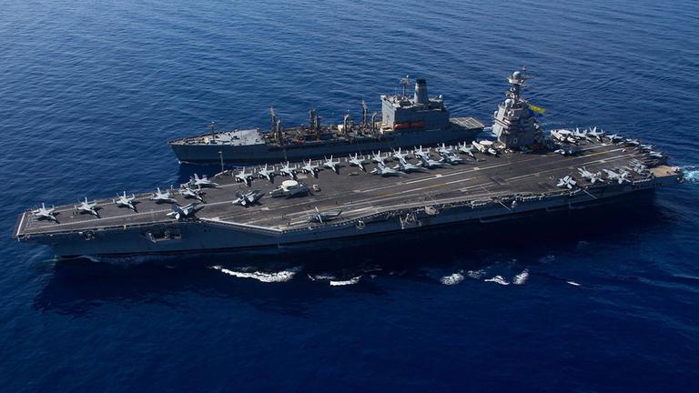 Der größte Flugzeugträger der Welt, die USS Gerald R. Ford, fährt am 11. Oktober 2023 im östlichen Mittelmeer neben der USNS Laramie (T-AO-203) während einer Betankung auf See.