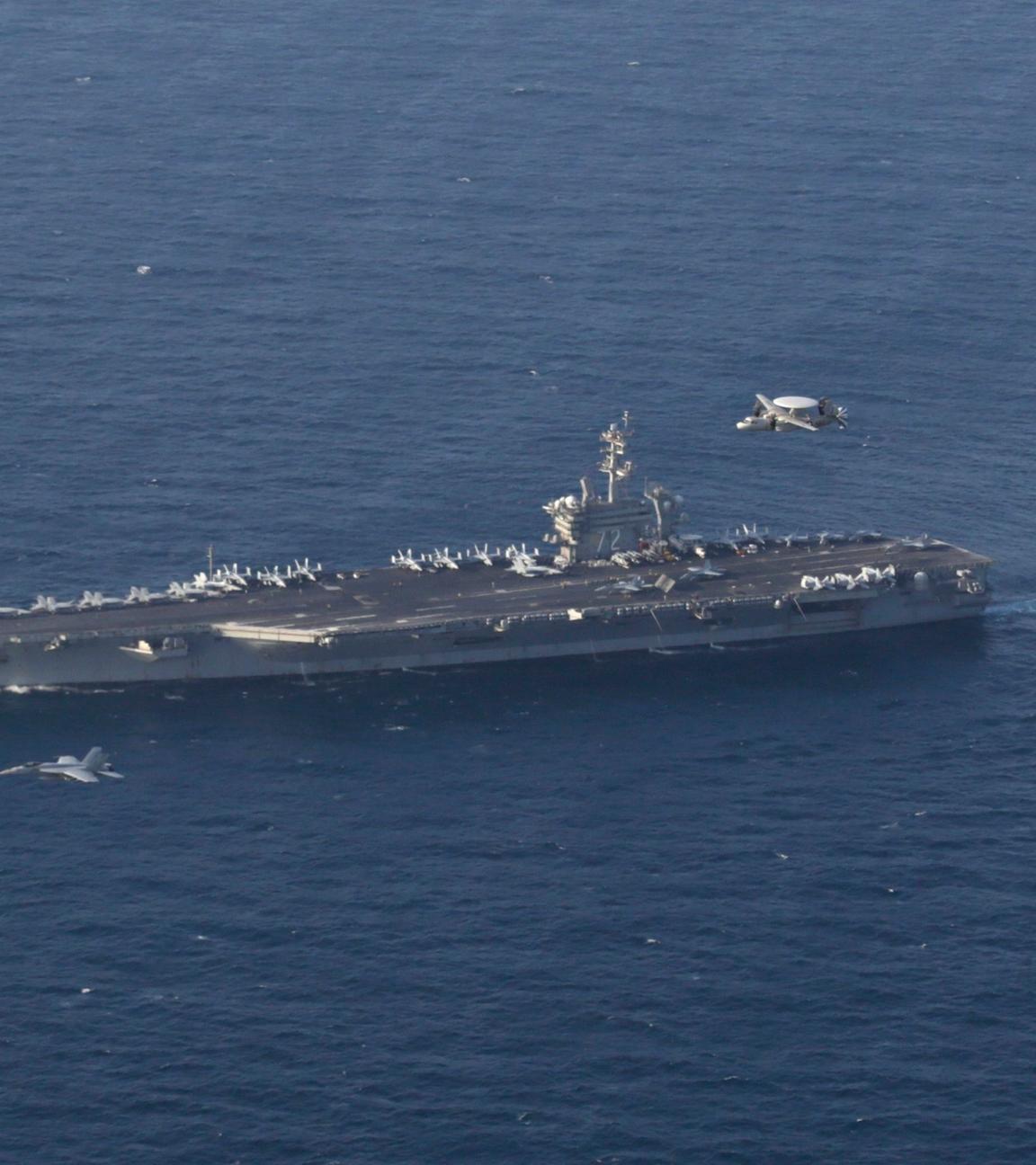 Der Flugzeugträger USS Abraham Lincoln bei einer Übung im Arabischen Meer.