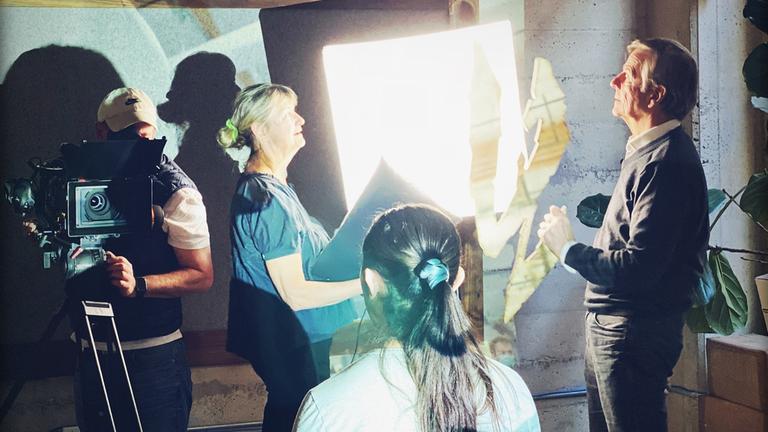 Autorenteam hilft Kameramann René Dame (l.) den Protagonisten Han Zhang (M.) ins richtige Licht zu setzen, San Francisco.