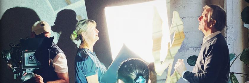 Autorenteam hilft Kameramann René Dame (l.) den Protagonisten Han Zhang (M.) ins richtige Licht zu setzen, San Francisco.