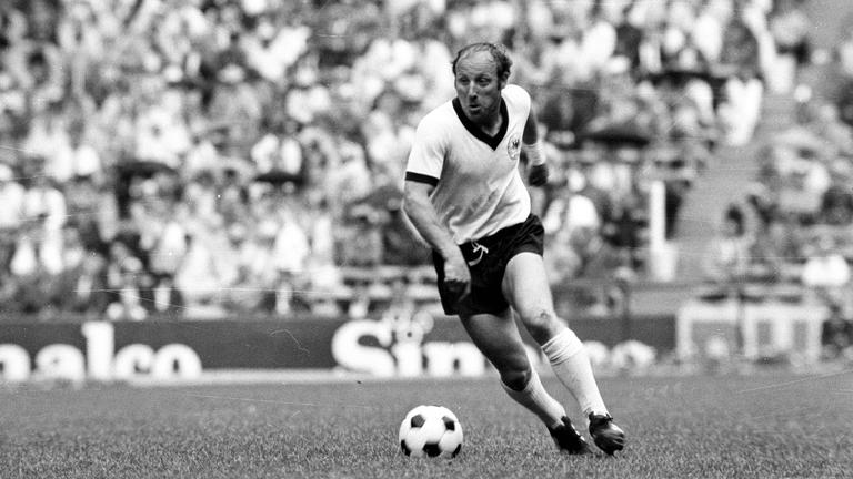 Uwe Seeler dribbelt mit dem Ball.
