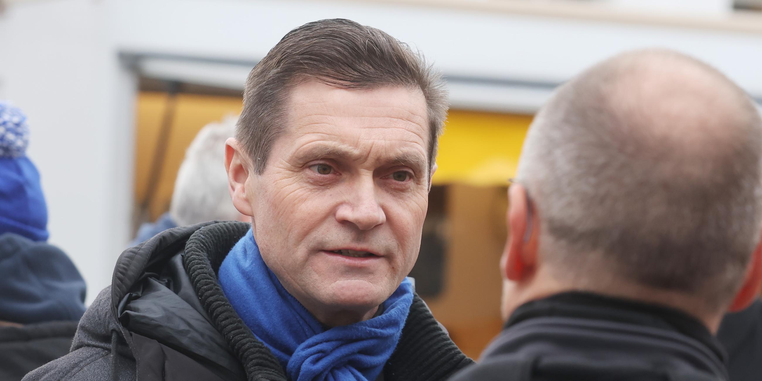 Uwe Thrum (AfD), steht an einem Wahlkampfstand auf dem Marktplatz.