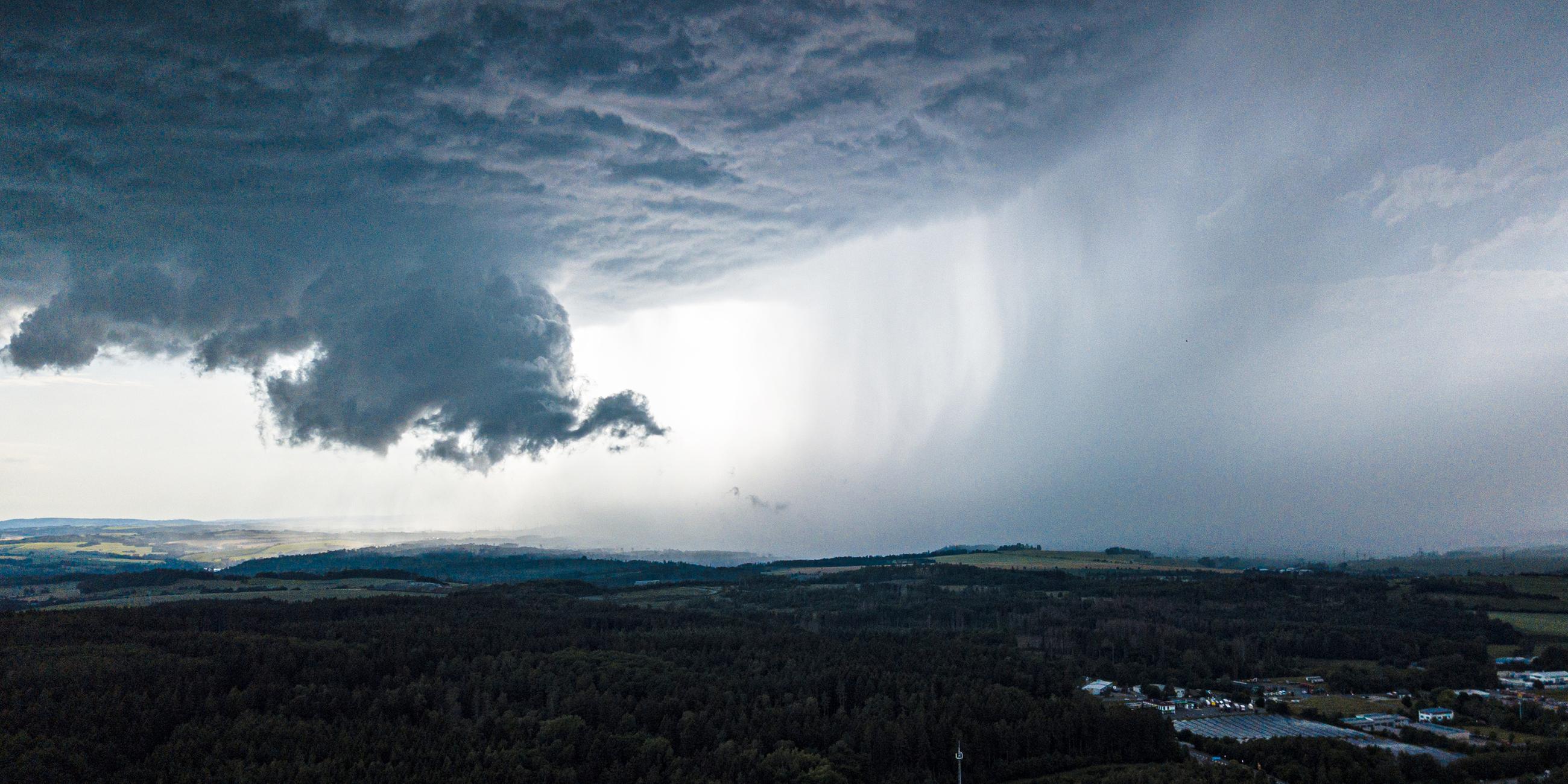 Eine Unwetterfront aus dunkelgrauen Wolken (Aufnahme mit Drohne).