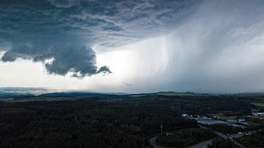 Eine Unwetterfront aus dunkelgrauen Wolken (Aufnahme mit Drohne).