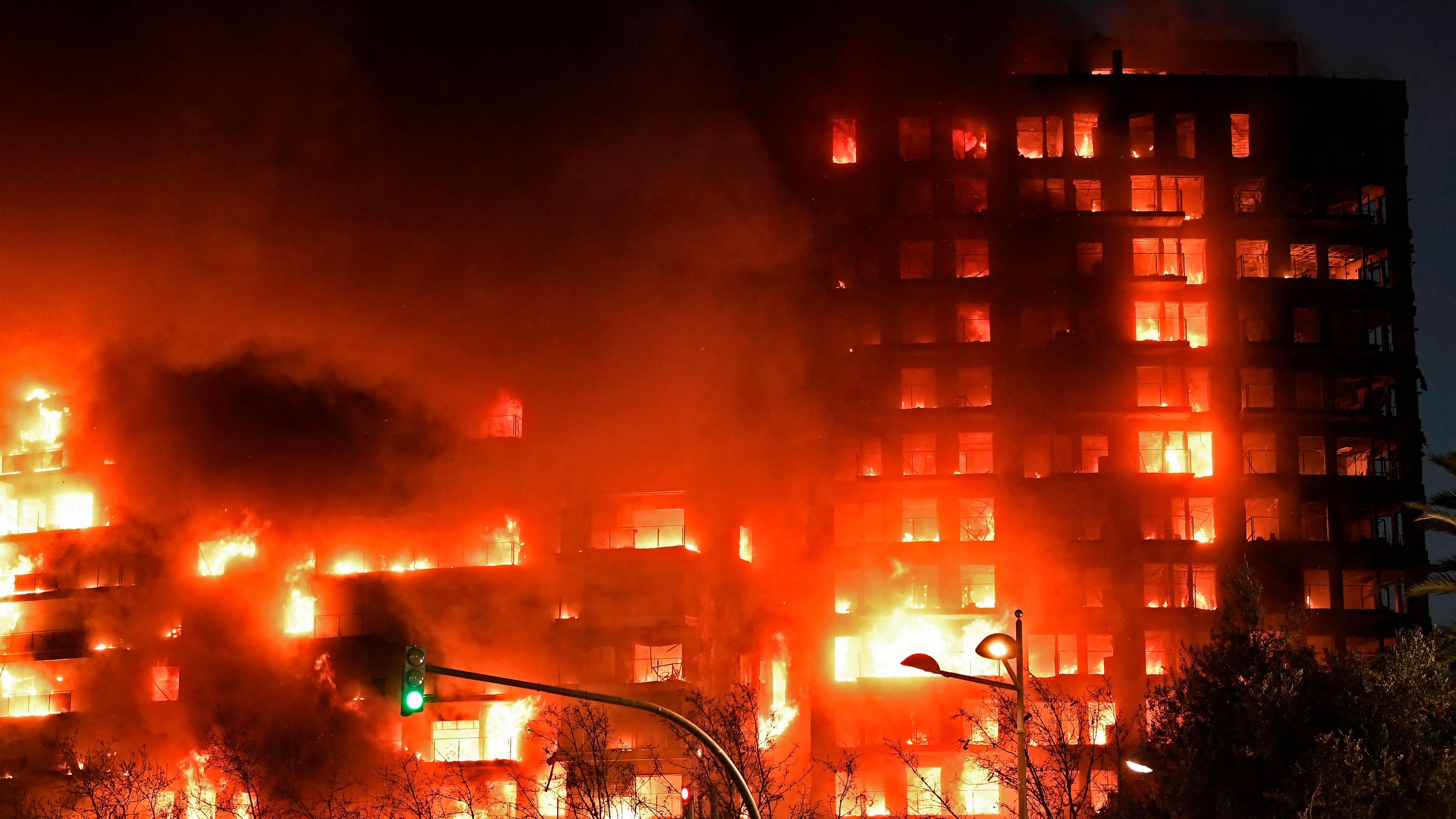 In der spanischen Stadt Valencia steht ein Hochhaus komplett in Flammen. Laut offiziellen Angaben sind mindestens 13 Menschen verletzt worden.