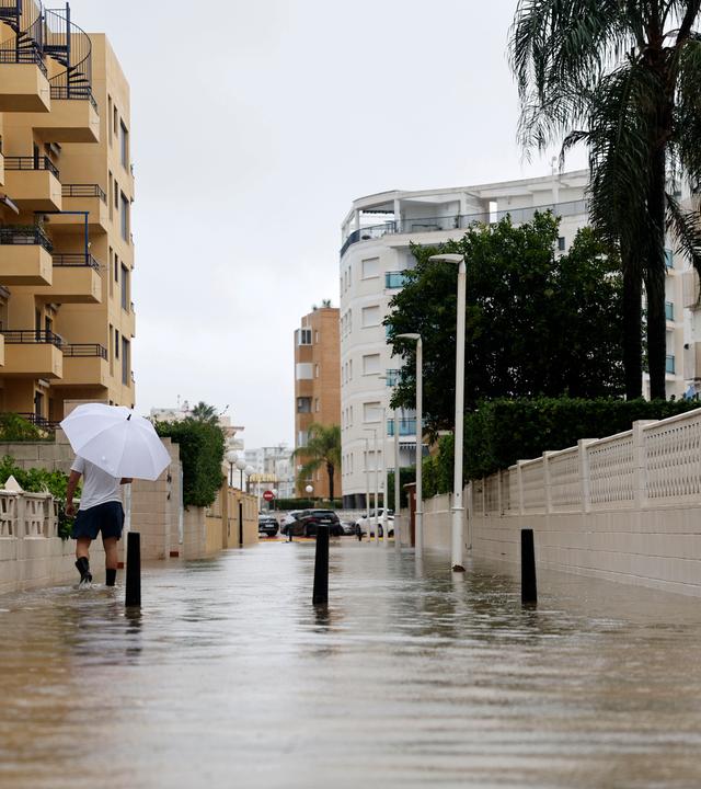 Nach dem Durchzug des Sturms Adam: Überschwemmte Straßen in Guardamar de la Safor, Valencia, Spanien, am 19. Oktober 2026.