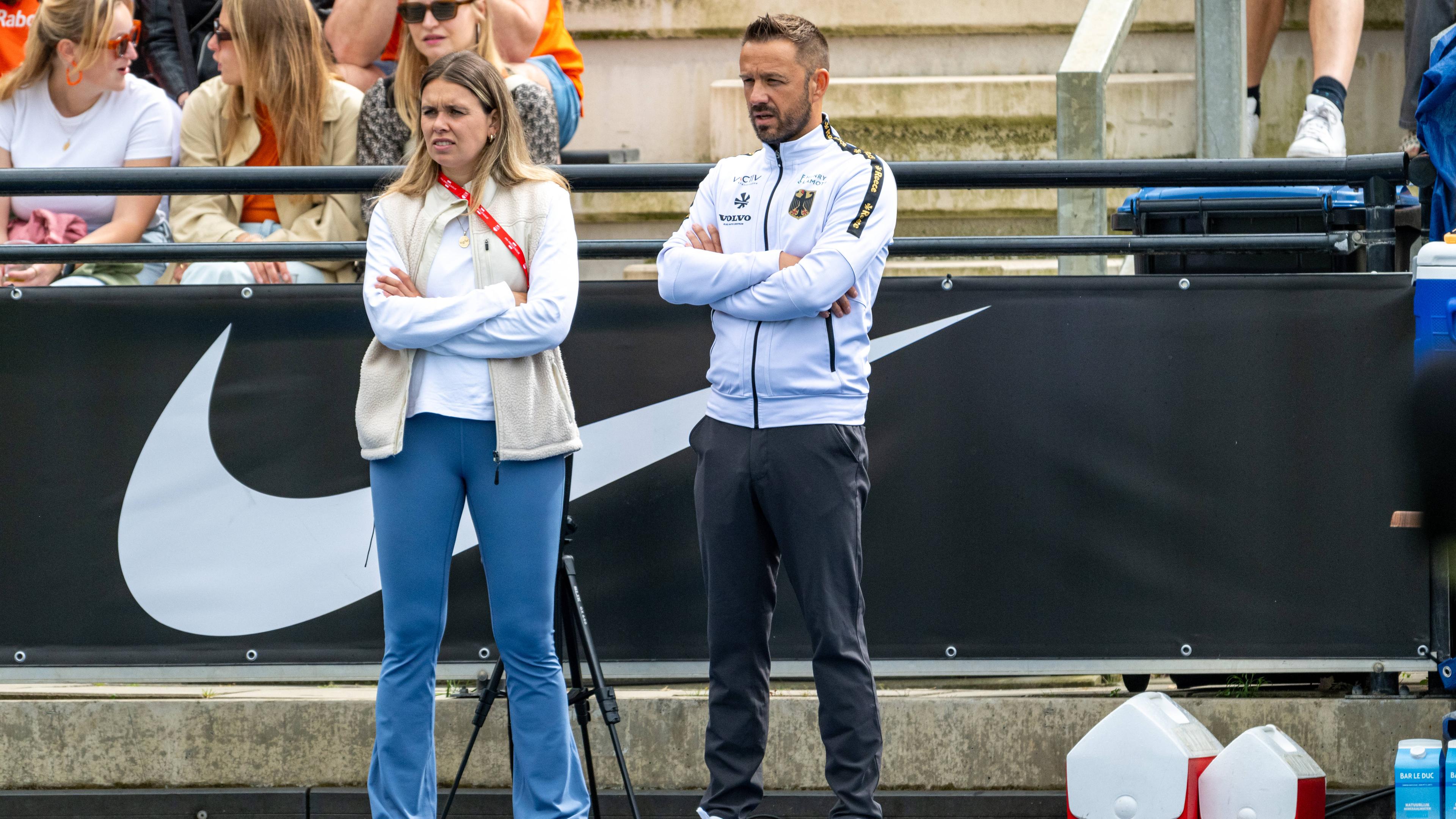 Bundestrainer Valentin Altenburg und Anna Schröder während des Spiels gegen die Niederlande.