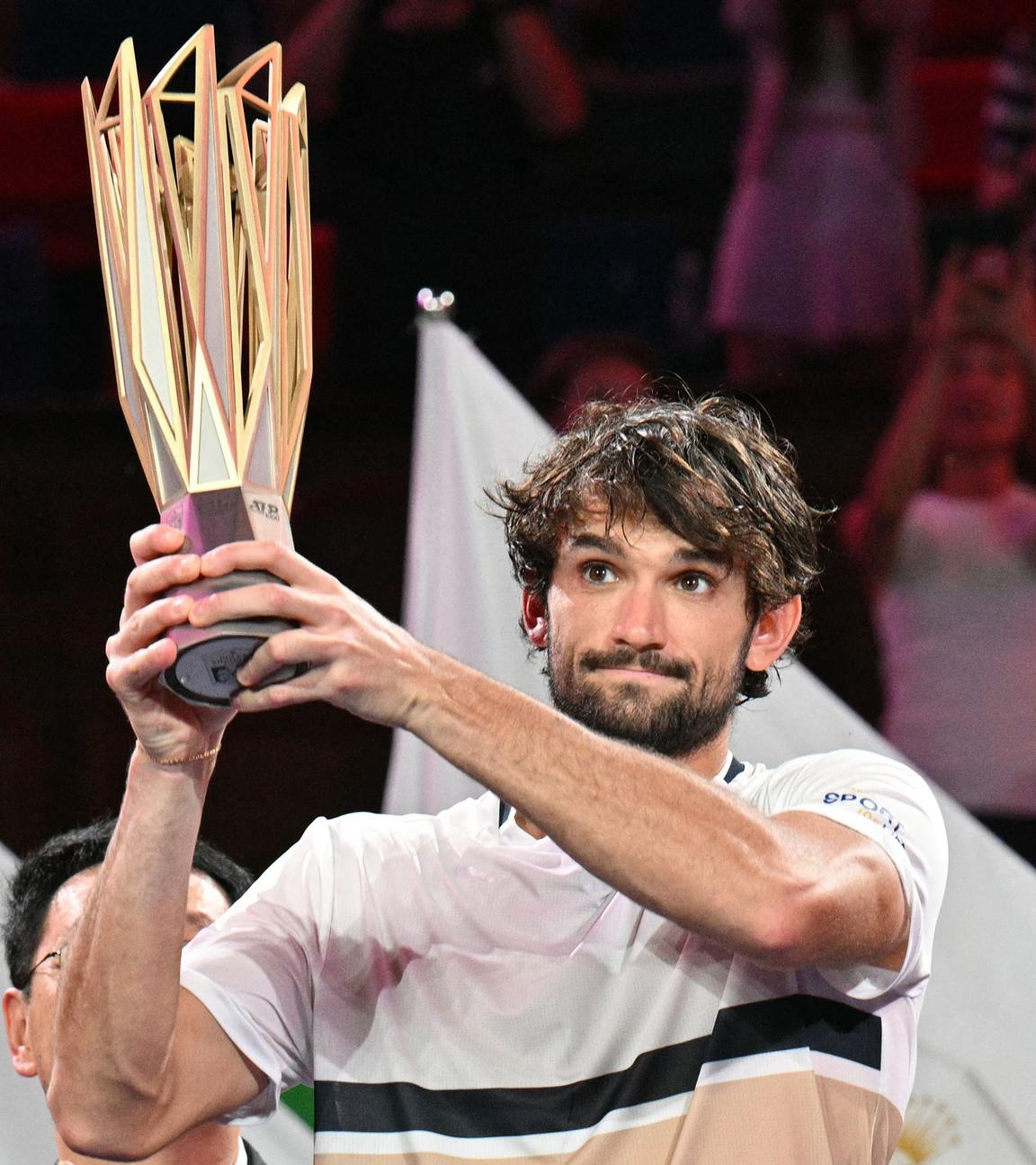 Monacos Valentin Vacherot hält die Trophäe nach seinem Sieg gegen den Franzosen Arthur Rinderknech im Herreneinzelfinale des Shanghai Masters-Tennisturniers am 12. Oktober 2025 in Shanghai hoch.