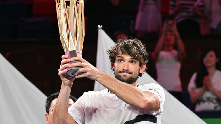 Monacos Valentin Vacherot hält die Trophäe nach seinem Sieg gegen den Franzosen Arthur Rinderknech im Herreneinzelfinale des Shanghai Masters-Tennisturniers am 12. Oktober 2025 in Shanghai hoch.