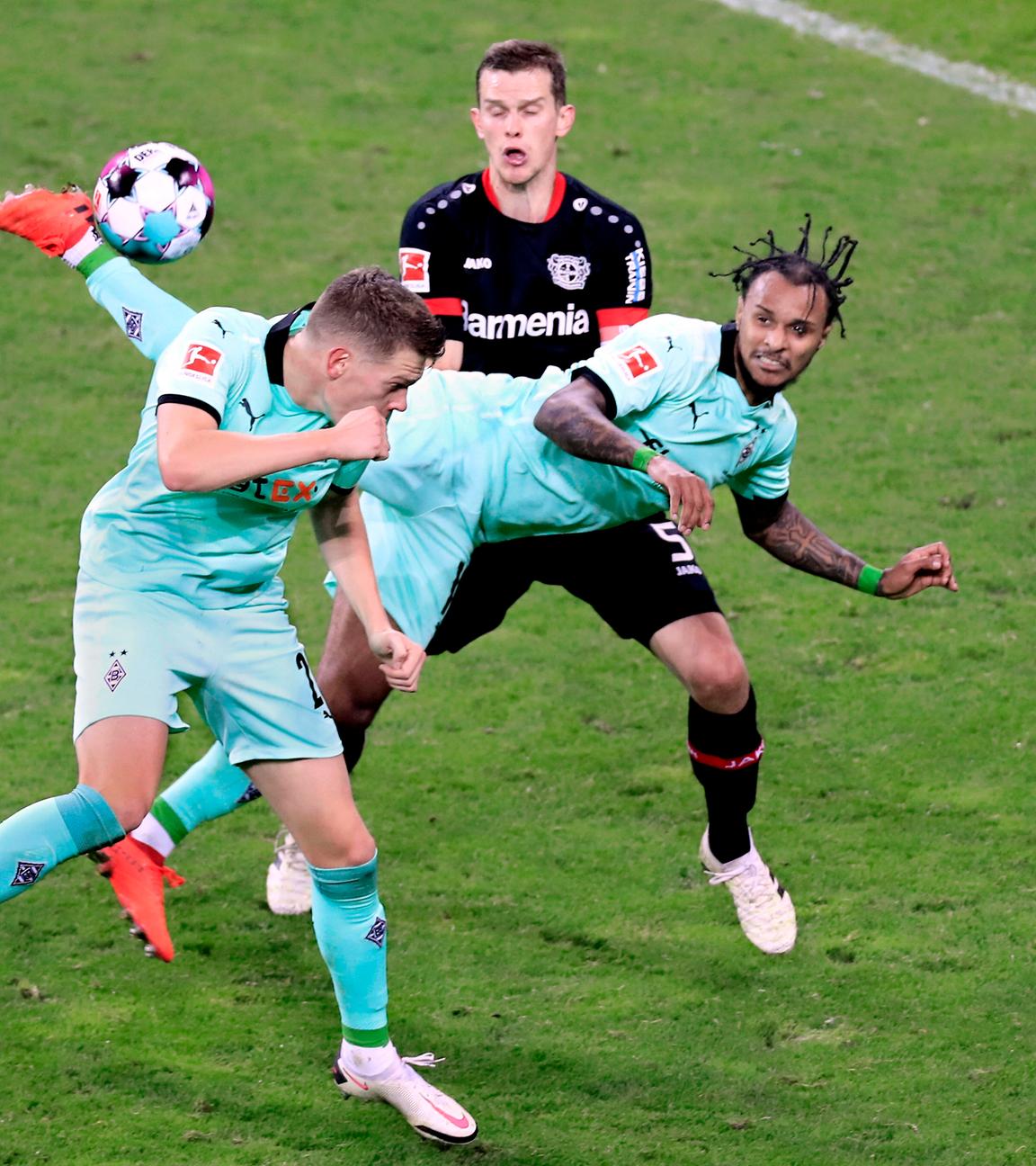 Der Gladbacher Valentino Lazaro schießt gegen Leverkusen im Flug mit der Hacke das Tor des Jahres 2020