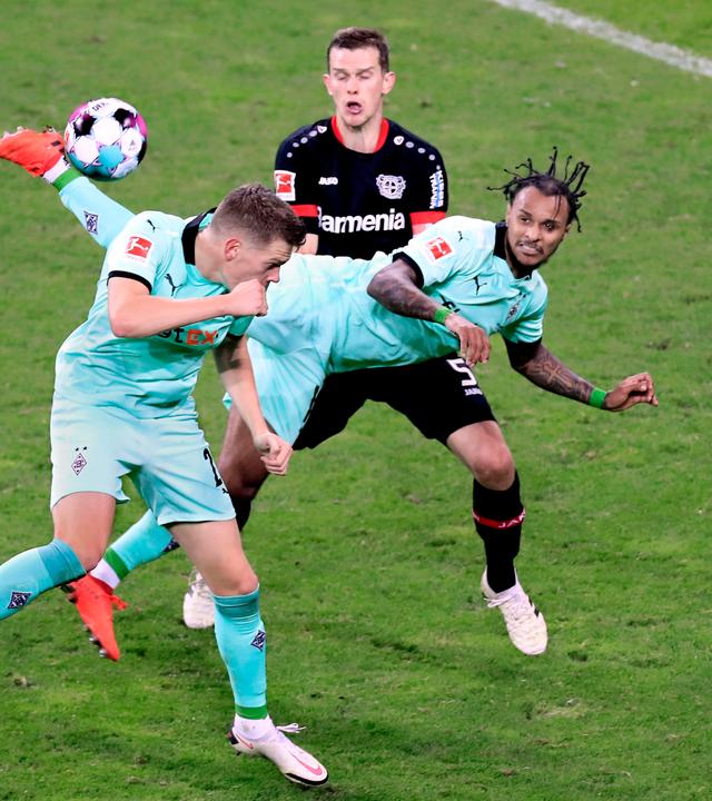 Der Gladbacher Valentino Lazaro schießt gegen Leverkusen im Flug mit der Hacke das Tor des Jahres 2020