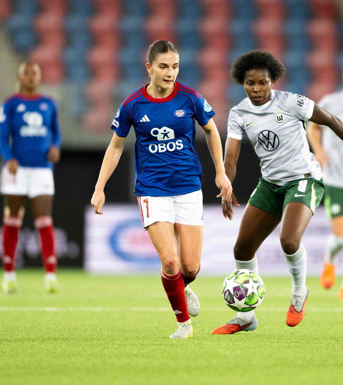 Wolfsburg Stürmerin Lineth Beerensteyn im Duell mit Valerengas Naina Inauen 