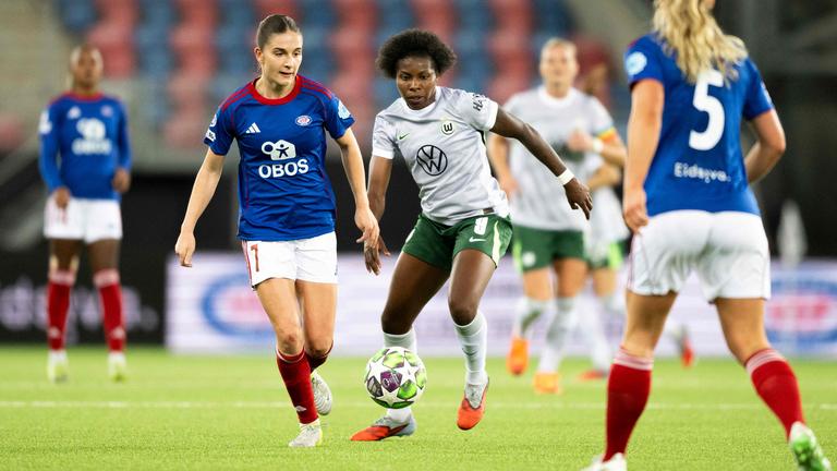 Wolfsburg Stürmerin Lineth Beerensteyn im Duell mit Valerengas Naina Inauen 