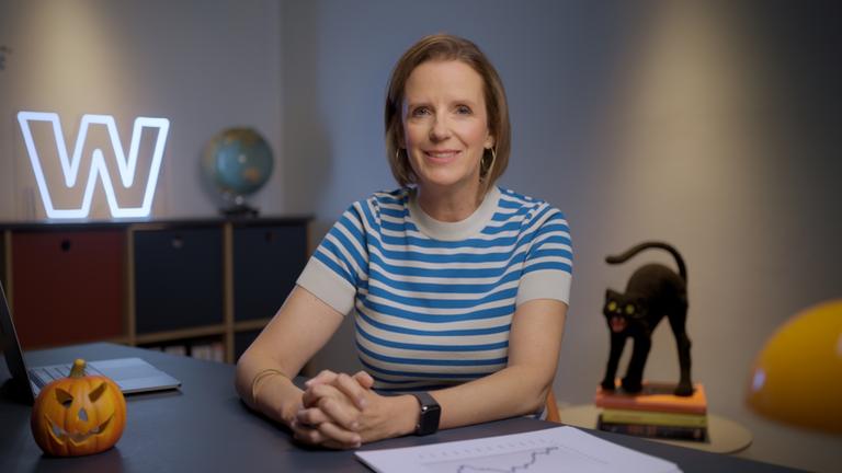 ZDF-Wirtschaftsexpertin Valerie Haller im Studio von "WISO - Wirtschaft erklärt"