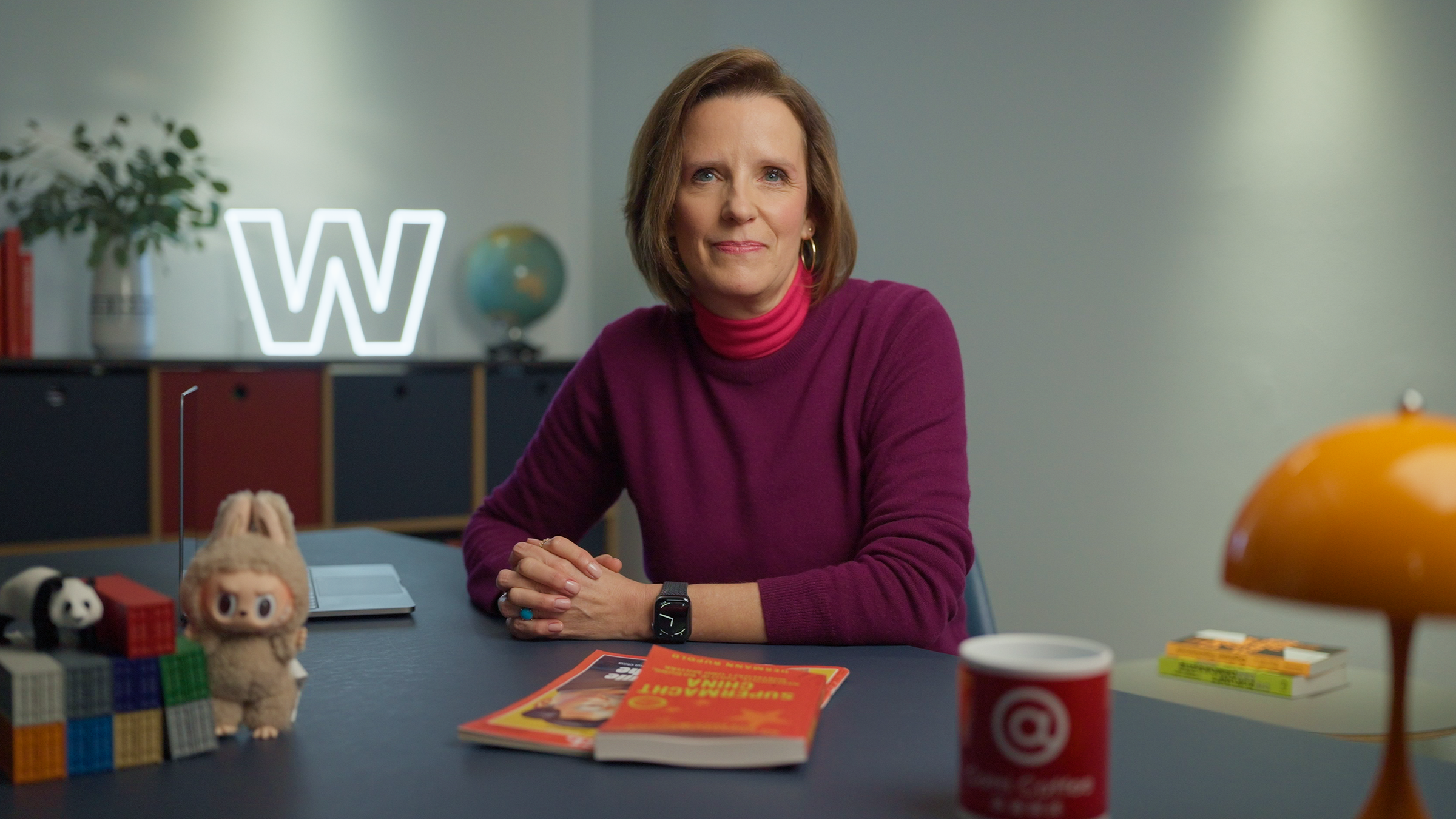 Valerie Haller präsentiert die Folge zu Chinas Export-Flut im Studio von "WISO - Wirtschaft erklärt".