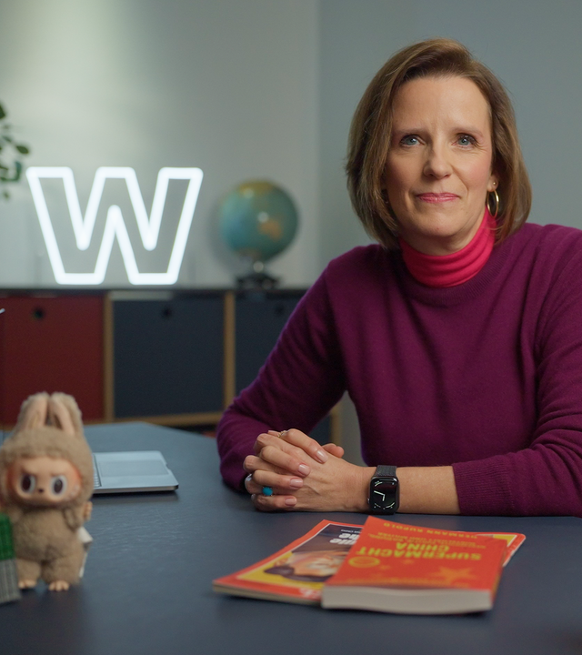 Valerie Haller präsentiert die Folge zu Chinas Export-Flut im Studio von "WISO - Wirtschaft erklärt".