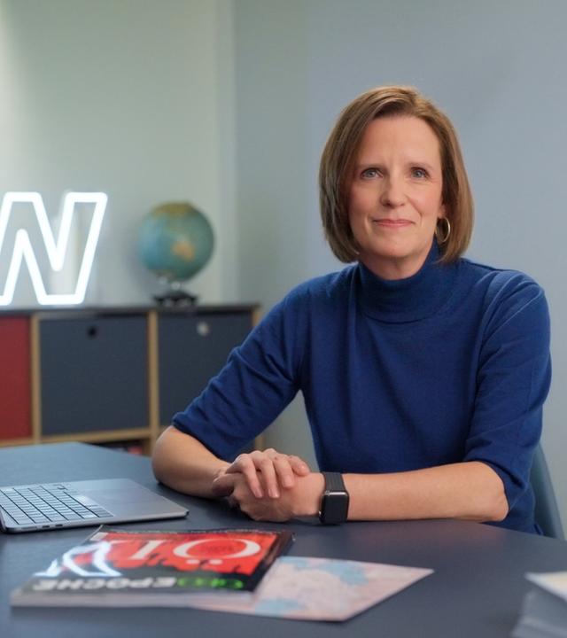 Valerie Haller sitzt im Studio von "WISO - Wirtschaft erklärt".