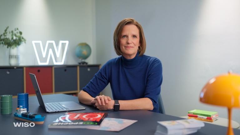 Valerie Haller sitzt im Studio von "WISO - Wirtschaft erklärt".