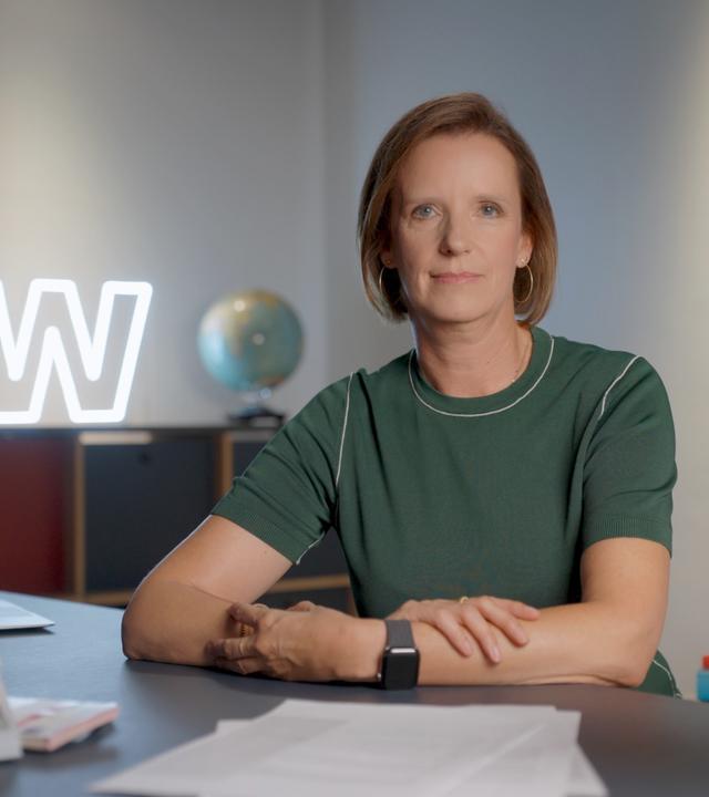 ZDF-Wirtschaftsexpertin Valerie Haller im Studio von "WISO - Wirtschaft erklärt"