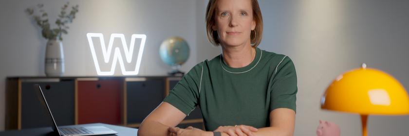 ZDF-Wirtschaftsexpertin Valerie Haller im Studio von "WISO - Wirtschaft erklärt"