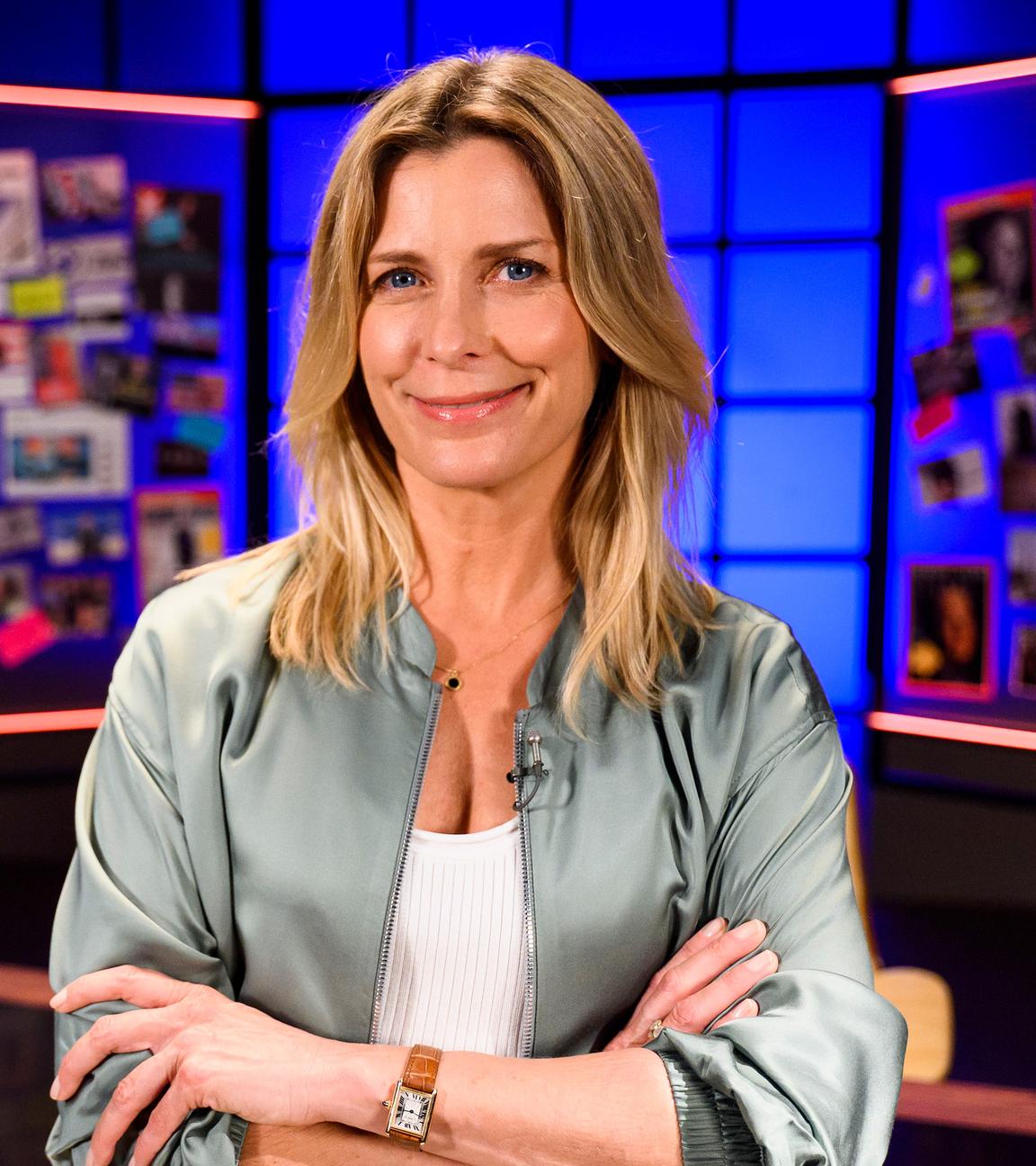 Moderatorin Valerie Niehaus steht mit verschränkten Armen vor einem Schreibtisch bei der "heute show"