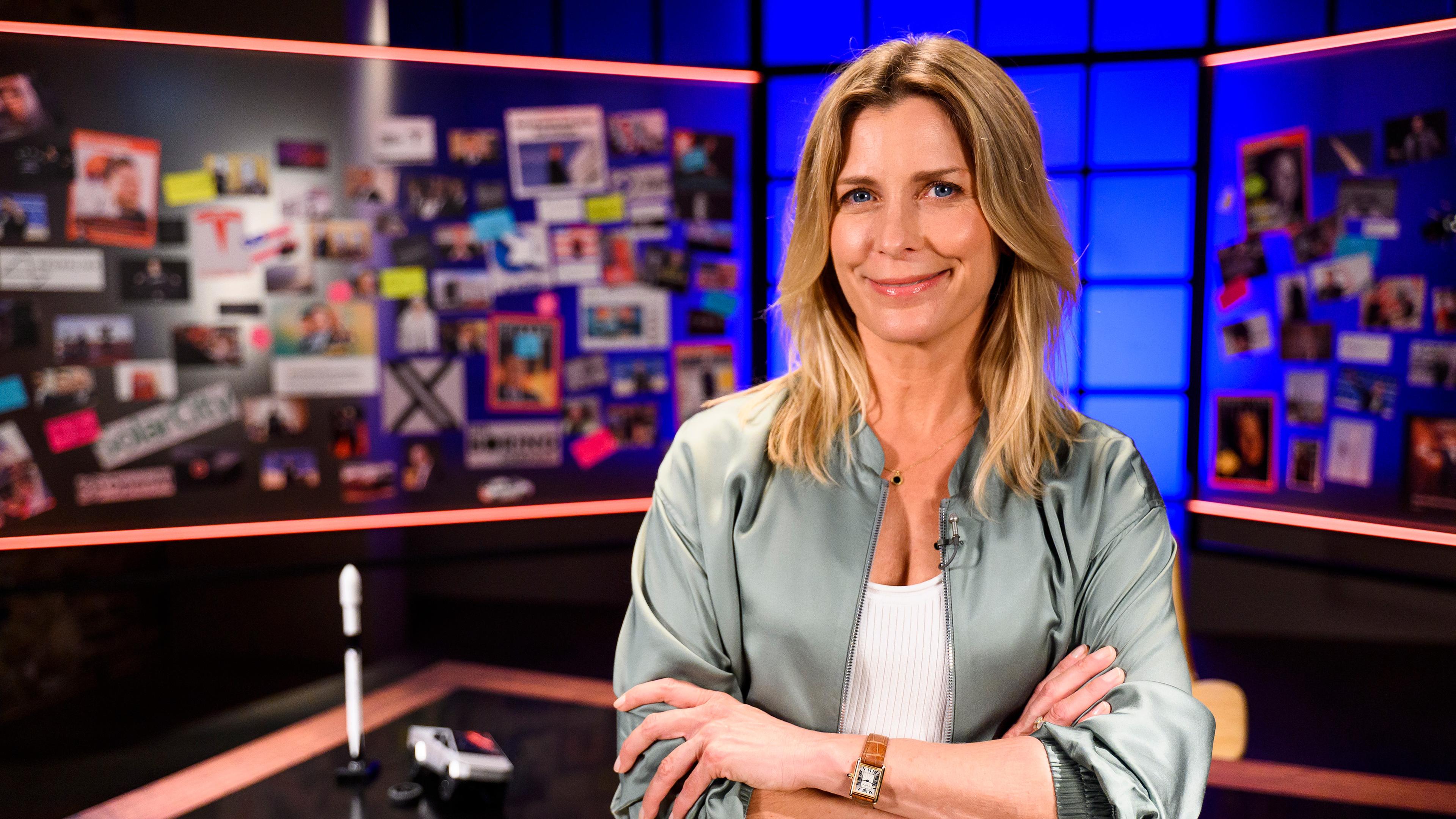 Moderatorin Valerie Niehaus steht mit verschränkten Armen vor einem Schreibtisch bei der "heute show"