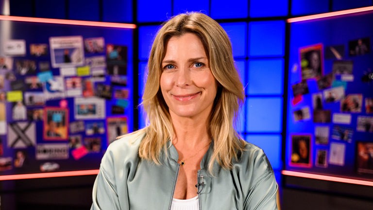Moderatorin Valerie Niehaus steht mit verschränkten Armen vor einem Schreibtisch bei der "heute show"