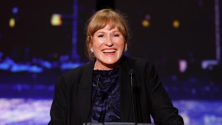 Regisseurin Valeska Grisebach hält eine Rede, nachdem sie während der Abschlusszeremonie der 79. Filmfestspiele von Cannes in Cannes, Frankreich, am 23. Mai 2026 den Preis der Jury für „Das geträumte Abenteuer“ (The Dreamed Adventure) entgegengenommen hat. 