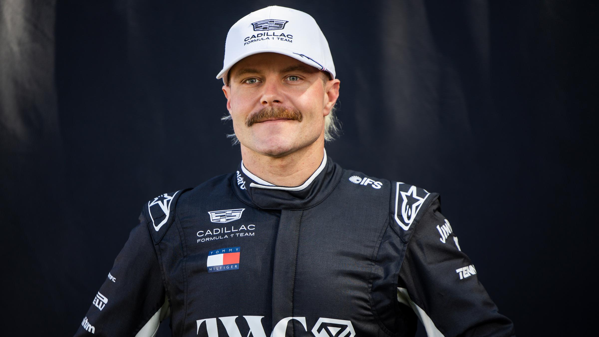 Valtteri Bottas in Teamkleidung vor dem GP von Australien