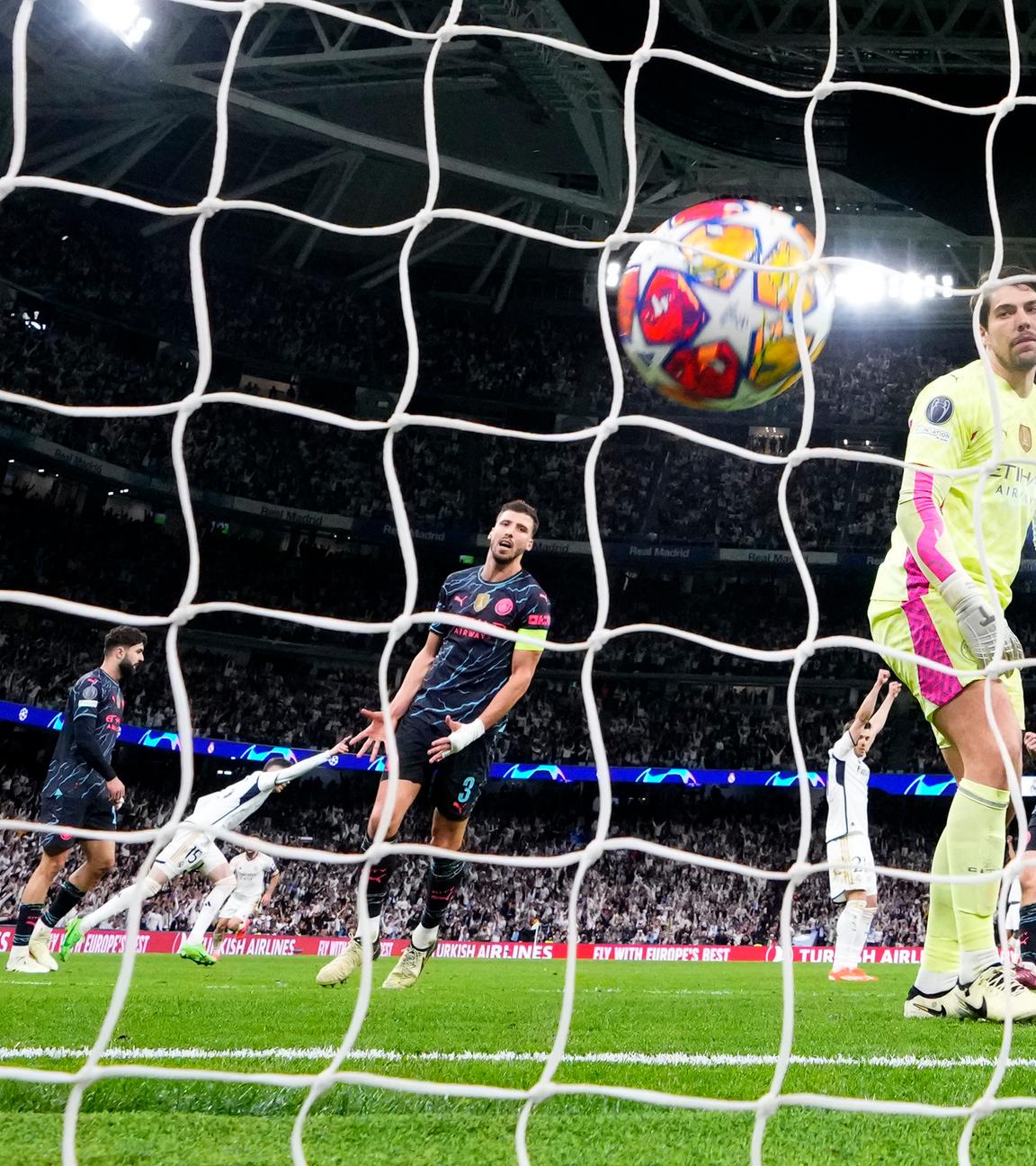 Real Madrids Federico Valverde (links) feiert sein Tor zum 3:3-Endstand im Champions-League-Spiel gegen Manchester City am 9.4.2024.