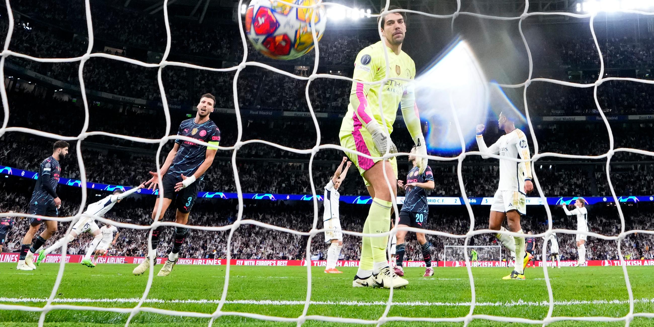 Real Madrids Federico Valverde (links) feiert sein Tor zum 3:3-Endstand im Champions-League-Spiel gegen Manchester City am 9.4.2024.