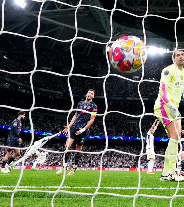 Real Madrids Federico Valverde (links) feiert sein Tor zum 3:3-Endstand im Champions-League-Spiel gegen Manchester City am 9.4.2024.