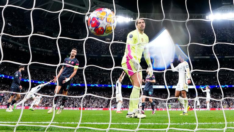 Real Madrids Federico Valverde (links) feiert sein Tor zum 3:3-Endstand im Champions-League-Spiel gegen Manchester City am 9.4.2024.