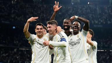 Nach seinem lupenreinen Hattrick jubelt Real Madrids Mittelfeldspieler Federico Valverde zusammen mit seinen Mitspielern, die symbolisch drei Finger zeigen